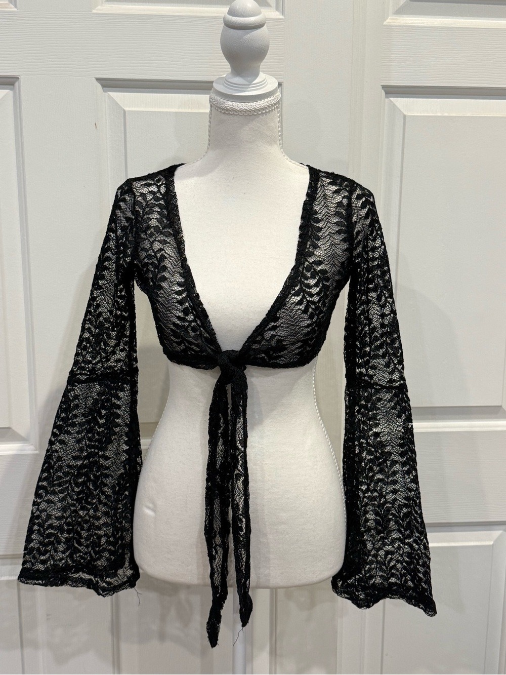Black Lace Bell Sleeve Tie Front Shrug Crochet Boho Festival Top Estimated XS/S - Picture 6 of 7